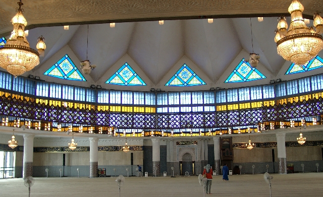 Innenansicht der Blauen Moschee in Kuala Lumpur